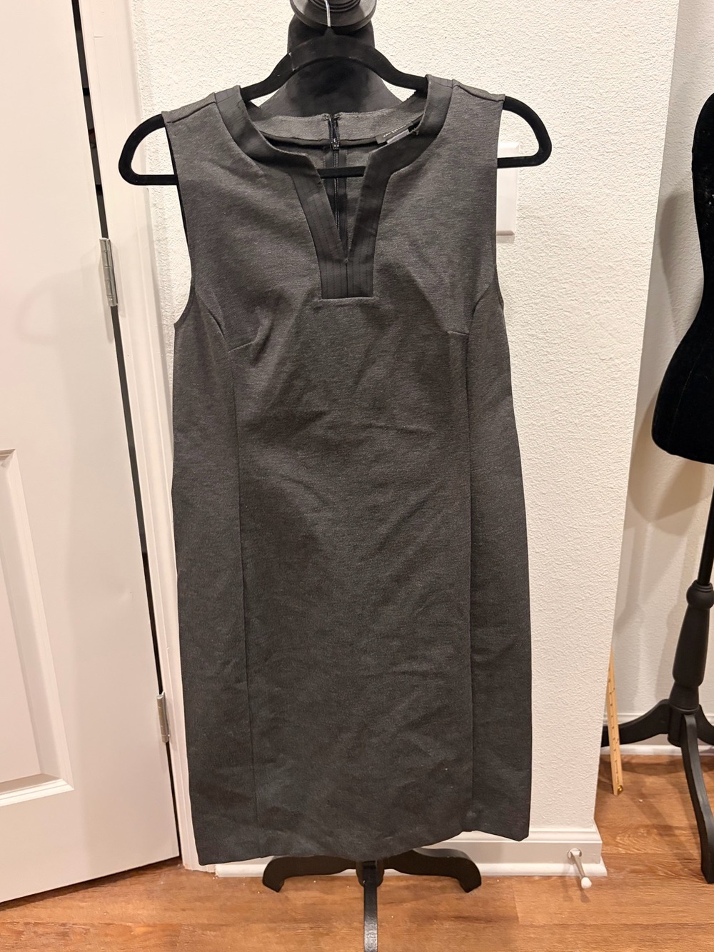 Ann Taylor Women’s Medium (size 6) Sleeveless Gray Sheath Dress